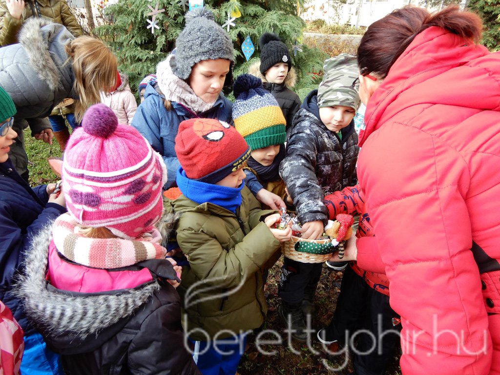 Fenyődíszítés a kórházban 24